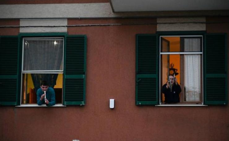 Italianos con instrumentos musicais cantando para afrontar o coronavirus 