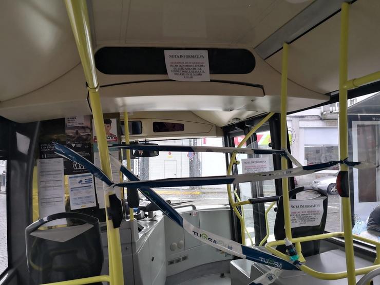 Autobús con medidas de seguridade contra o contaxio de coronavirus.