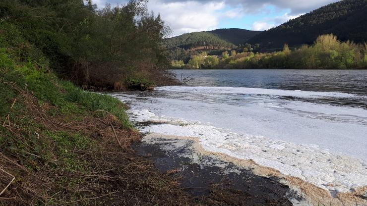 Vertido de posibles augas fecais ao río Miño en Ourense / remitida