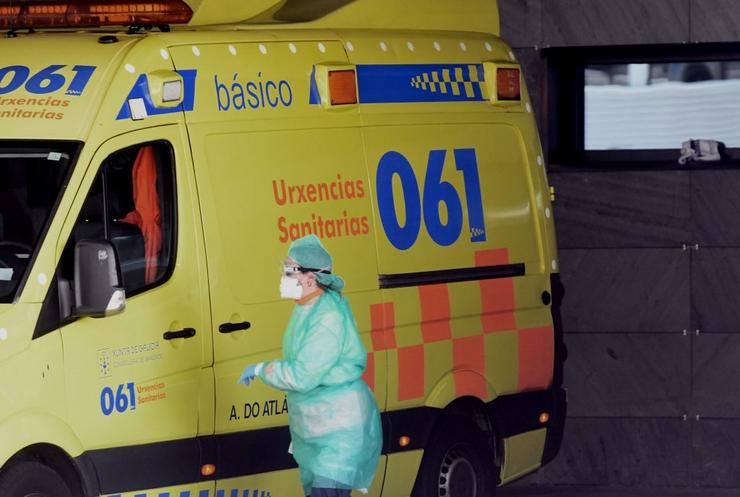 Personal de ambulancia con traxe de proteción contra o coronavirus /    © Miguel Núñez