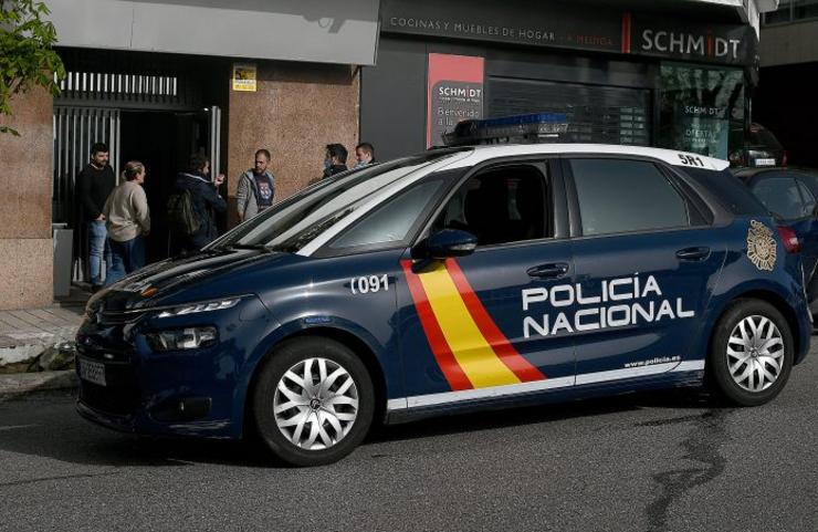 Efectivos da Policía diante das oficinas da teleoperadora Unisono en Vigo / @miguelnuñez