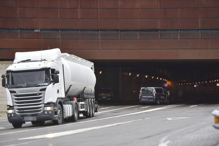 Un camión pasa o posto fronteirizo de Somport (Huesca) entre España e Francia tras o peche de fronteiras acordado polo Goberno, en Huesca / Aragón (España), a 17 de marzo de 2020.. Verónica Lacasa - Europa Press / Europa Press