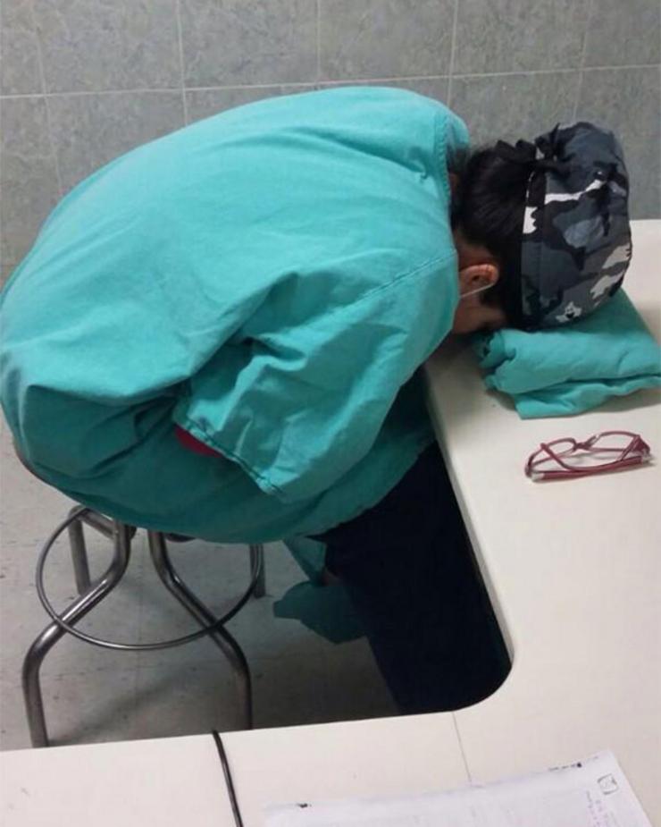 Médico cansado tras horas de traballo / boredpanda