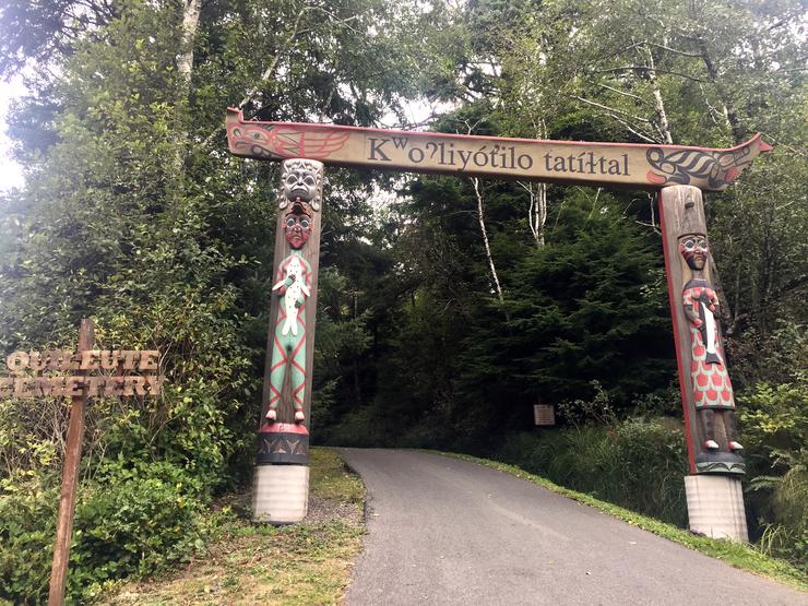 A entrada ó cemiterio privado dos Quileute