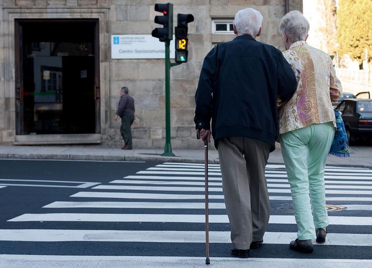 Anciáns de paseo. O envellecemento dos maiores é un dos principais problemas da demografía de Galicia / XUNTA - Arquivo
