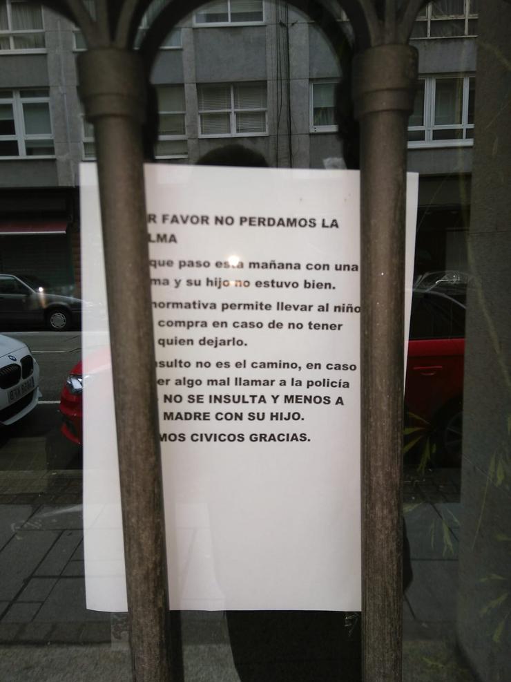 Nota atopada nun edificio da Coruña pola tensión social que está provocando a corentena do coronavirus 