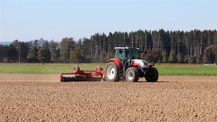 Tractor con apeiro. UNIUNA DE LLAURADORS