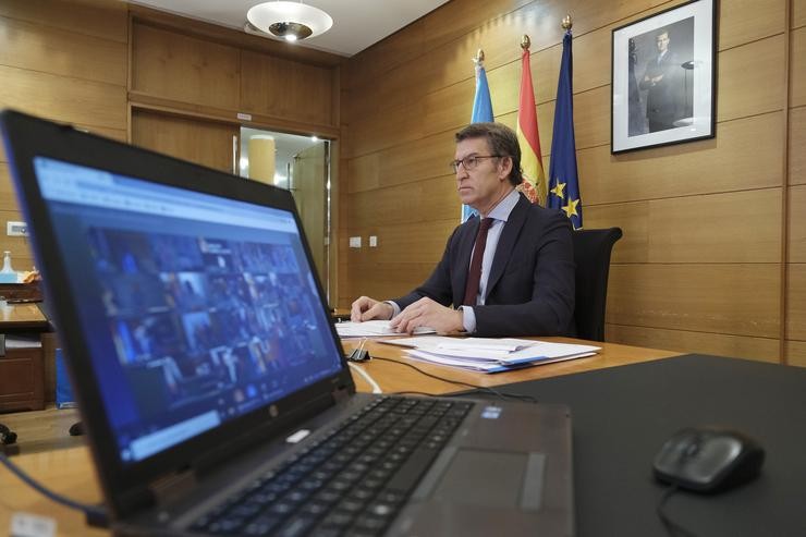 Ou presidente dá Xunta, Alberto Núñez Feijóo, reúnese por videoconferencia co presidente do Goberno, Pedro Sánchez, e ou resto de titulares autonómicos. XUNTA