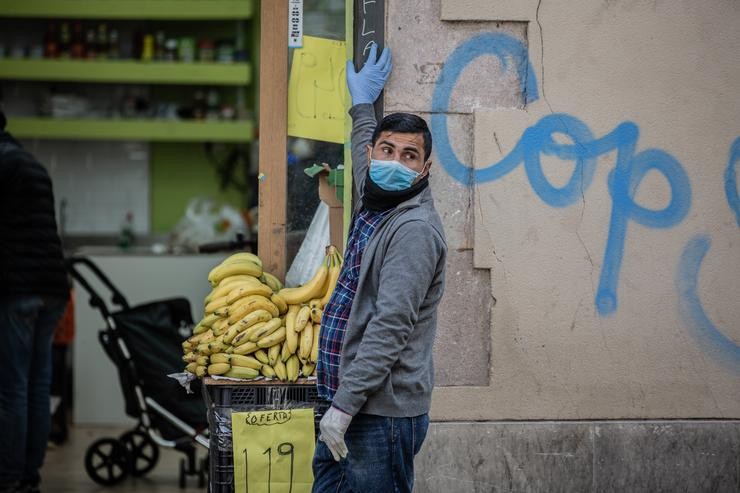 Un home protexido con máscara e luvas. David Zorrakino - Europa Press