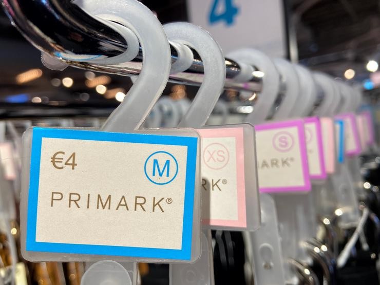 Etiquetas de Primark na tenda de Gran Vía, tras incrementar un 1,5% o soldo dos seus empregados en España, en Madrid a 07 de febreiro de 2020.. Eduardo Parra - Europa Press - Arquivo 