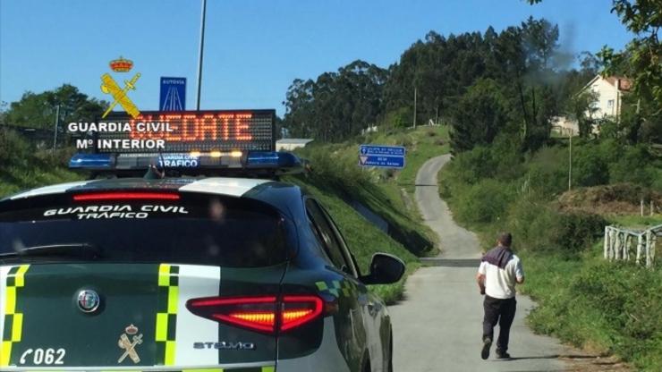 Denunciado por facer exercicio físico e simular o COVID-19 na autovía do Salnés, á altura de Meaño (Pontevedra) / Garda Civil.