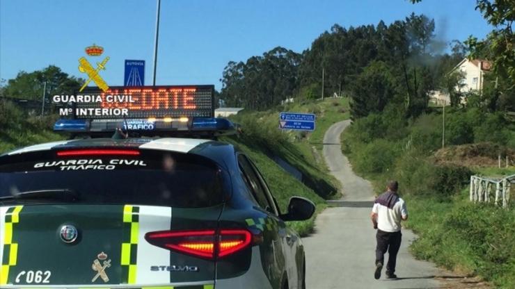 Denunciado por facer exercicio físico e simular o COVID-19 na autovía do Salnés, á altura de Meaño (Pontevedra) 