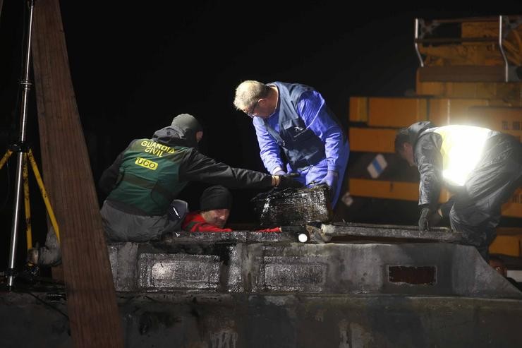 Axentes da Policía e da Garda Civil descargan cocaína do narcosubmarino afundido  á entrada da ría de Aldán, en Cangas (Pontevedra) , en novembro de 2019.. Marta Vázquez Rodríguez - Europa Press - Arquivo / Europa Press