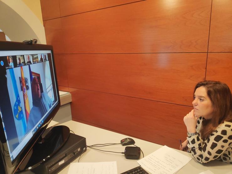 A alcaldesa, Inés Rey, en videoconferencia xunto a outra rexedores da área coruñesa 