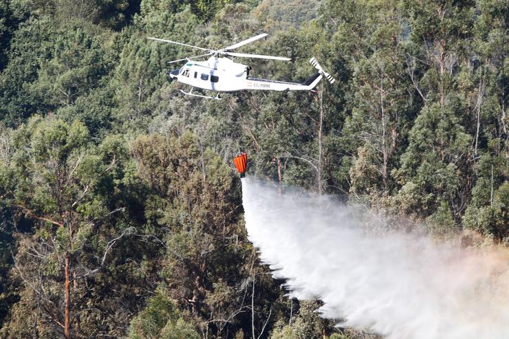 Un helicóptero no incendio forestal de Mondariz (Pontevedra). MARTA VÁZQUEZ