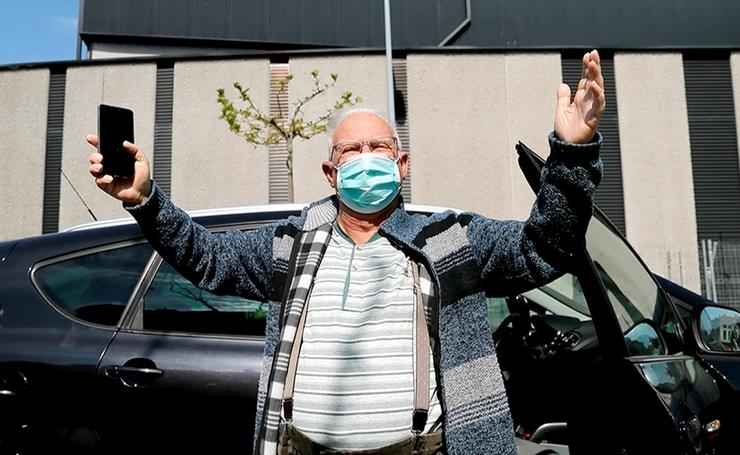 Francisco Barreiro García, supervivente ao coronavirus SARS-CoV-2., tras saír do hospital de Santiago de Compostela 
