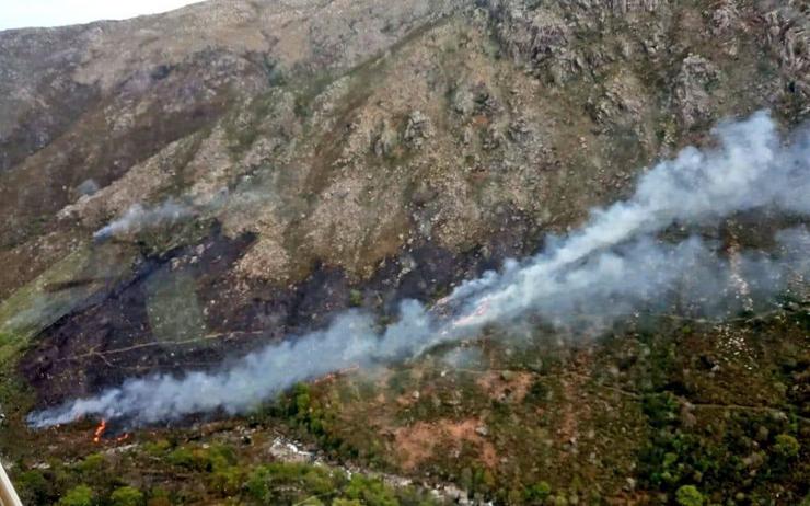 Incendio en Entrimo. Lume con varios focos 