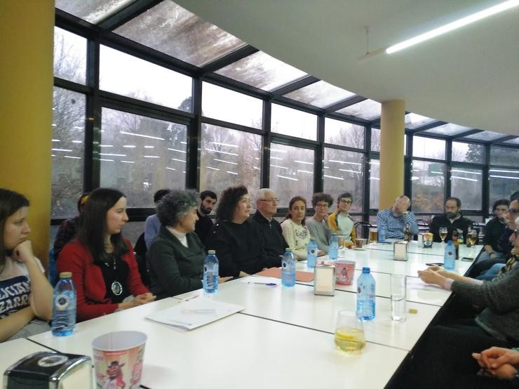 Asistentes ao encontro "Éxodo rural feminino: a revolución silenciosa" na cafetaría da EPS-Lugo | LX