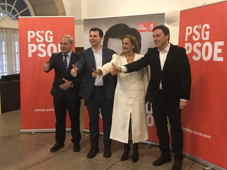 O candidato do PSdeG á Xunta, Gonzalo Caballero, acompañado polos presidentes das deputacións gobernadas polo PSOE (José Tomé, Carmela Silva e Valentín González Formoso) / Europa Press