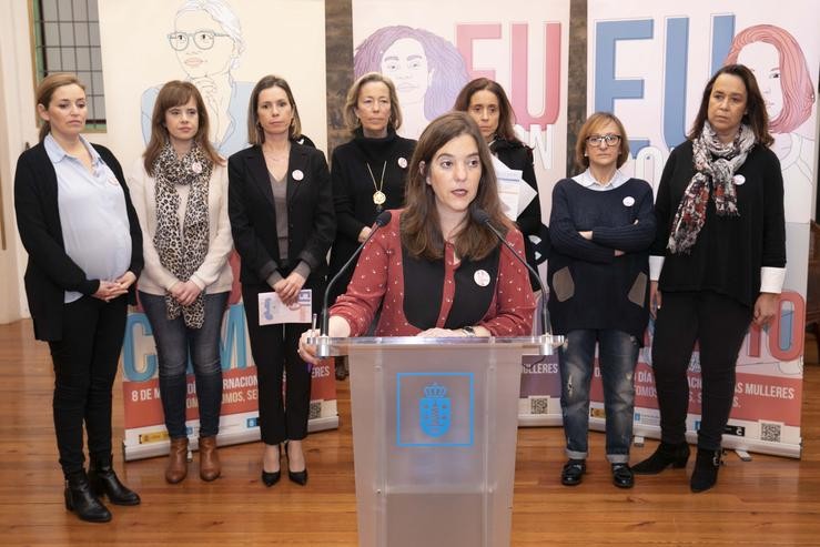 A alcaldesa da Coruña, Inés Rei, xunto a concelleiras da Corporación na presentación dos actos do 8 de marzo. CONCELLO DA CORUÑA 