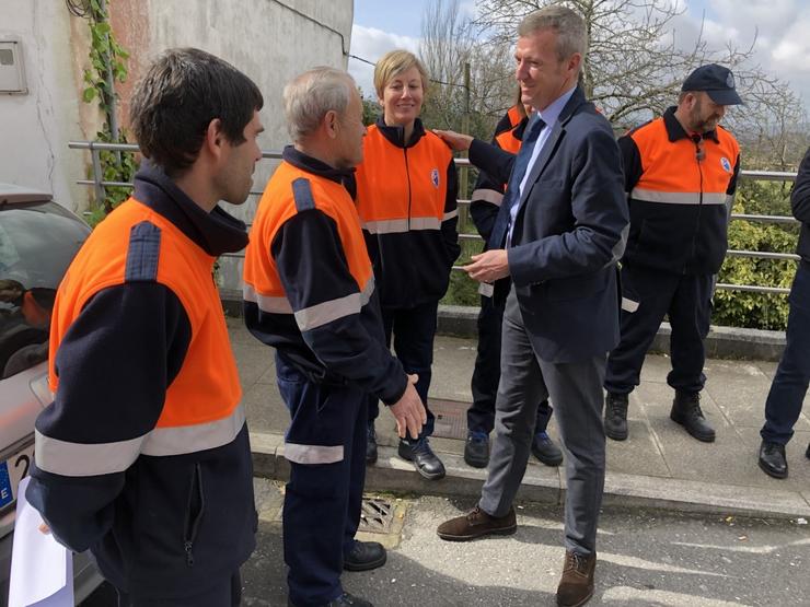 O presidente da Xunta, Alfonso Rueda, visita a Agrupación de Voluntarios de Protección Civil Oitavén-Tea, na Lama.. XUNTA