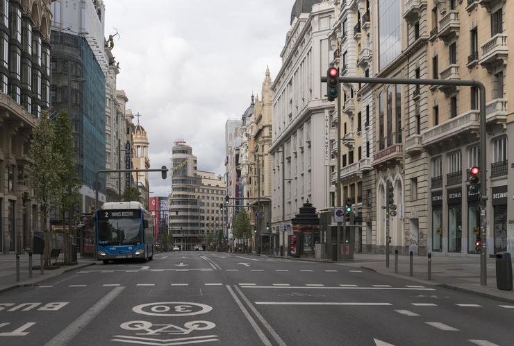 A Gran Vía de Madrid, baleira polo estado de alarma decretado pola epidemia de coronavirus 