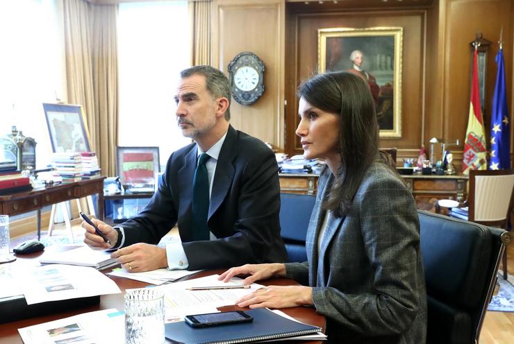 Os Reyes, Letizia e Felipe V, durante unha videoconferencia con responsables da OMS para tratar a crise sanitaria do coronavirus. No Palacio da Zarzuela, Madrid, (España), a 8 de abril de 2020.. Casa de S.M. o Rei 