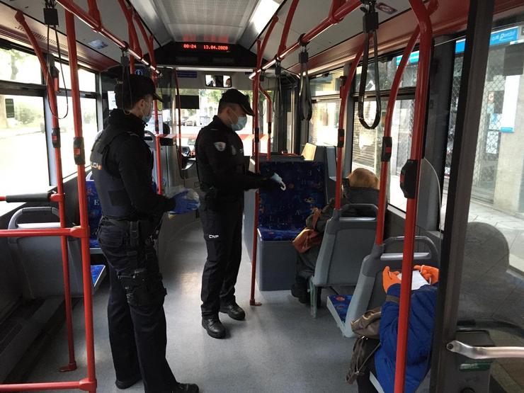 Policías nacionais reparten máscaras no transporte público. SUBDELEGACIÓN DO GOBERNO EN OURENSE