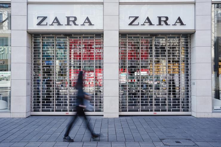 FILED - 18 March 2020, Baden-Wuerttemberg, Mannheim: A pedestrian walks past a closed Zara branch amid rising fears of the Coronavirus outbreak. Inditex, the Spanish owner of Zara has announced the closure of 3,785 stores globally. Uwe Anspach