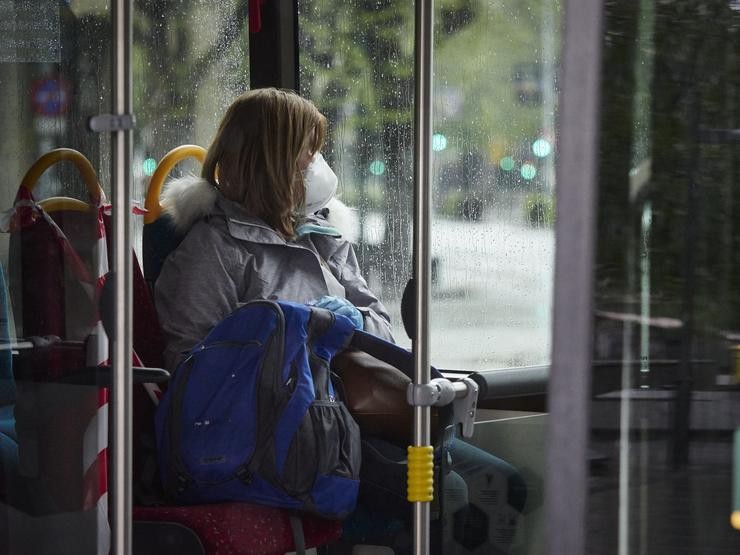 Unha muller con máscara nun autobús urbano durante o Martes Santo e a cuarta semana do estado de alarma decretado polo Goberno pola crise do coronavirus. Eduardo Sanz - Europa Press