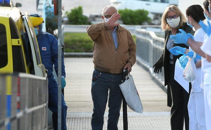 Corina Porro recibindo a usuarios das residencias DomusVi Aldán e DomusVi Barreiro na residencia de tempo libre da Xunta en Patos, Panxón (Nigrán) 