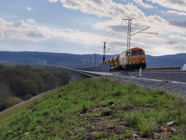Adif acomete as probas de carga dos viadutos do tramo Pedralba de la Pradería-Ourense.. ADIF 