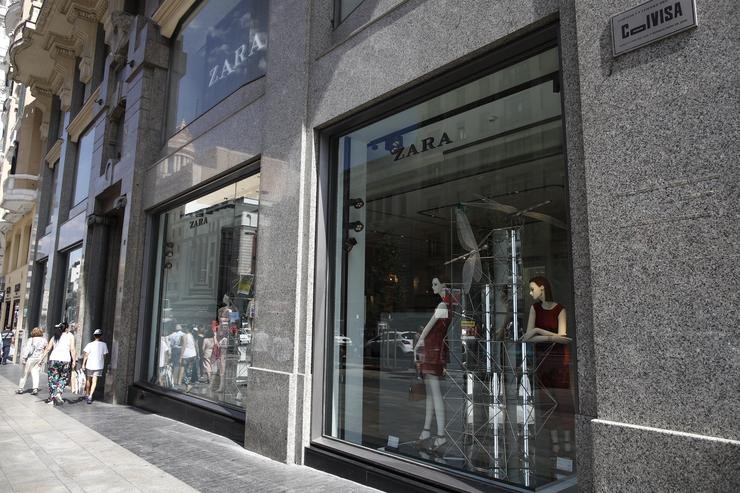 Escaparate dunha das tendas da marca de roupa ZARA onde as rebaixas de verán 2019 xa empezaron.. Eduardo Parra - Europa Press - Arquivo 