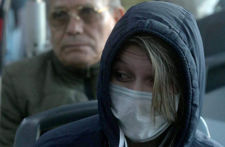 Muller con máscara nun autobús para protexerse do coronavirus 