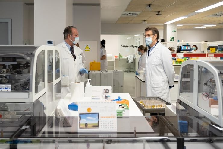 Feijóo, nunha visita as instalacións onde se fan probas diagnósticas do COVID-19 en Vigo. Xunta de Galicia