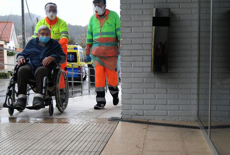 Anciá chegando á residencia de Patos (Nigrán) no traslado de maiores pola epidemia de coronavirus / © Miguel Núñez.