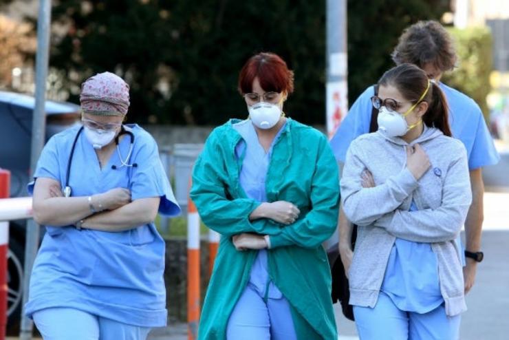 Sanitarios, médicos, enfermeiras e auxiliares están na primeira liña de loita contra o coronavirus Covid-19 / EFE