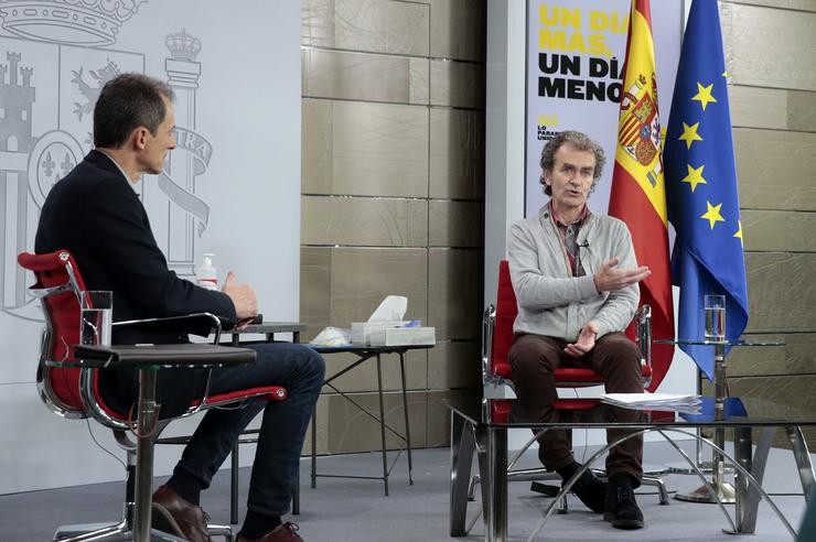 (I-D) O ministro de Ciencia e Innovación, Pedro Duque, escoita a intervención do director do Centro de Coordinación de Alertas e Emerxencias Sanitarias, Fernando Simón 