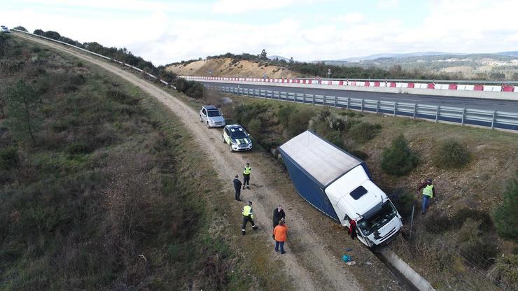 Camión con material sanitario accidentado en Verín. GARDA CIVIL / Europa Press