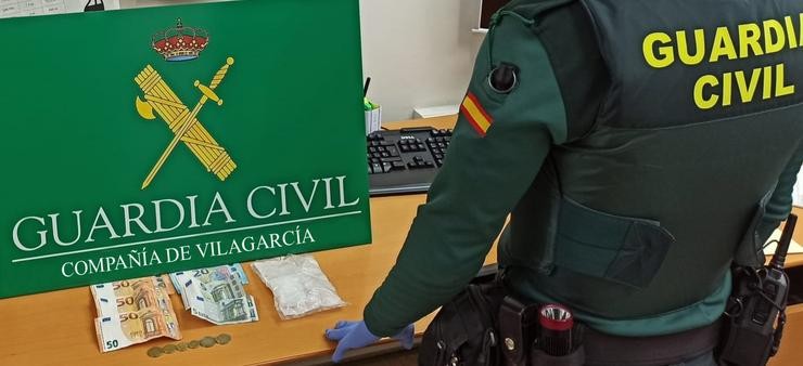 Material intervido a dous veciños do Salnés soprendidos cando realizaban unha transacción de droga / GARDA CIVIL