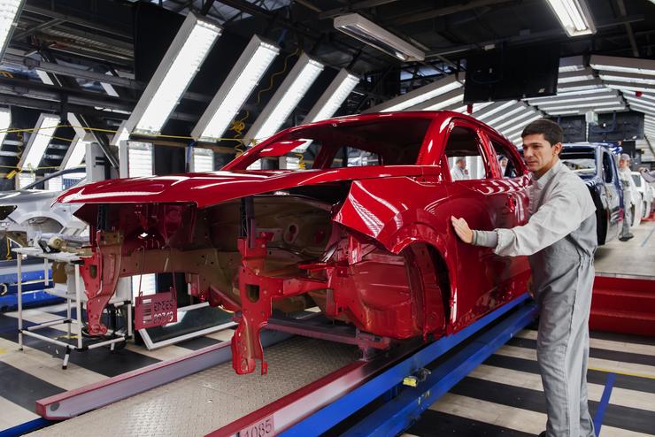 Operarios de pintura da planta de PSA Peugeot Citroën en Vigo / VICTOR CAMESELLE - Arquivo