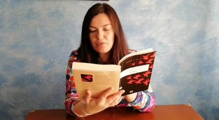 A escritora Ledia Costa lendo Infamia, unha das súas obras / Xerais