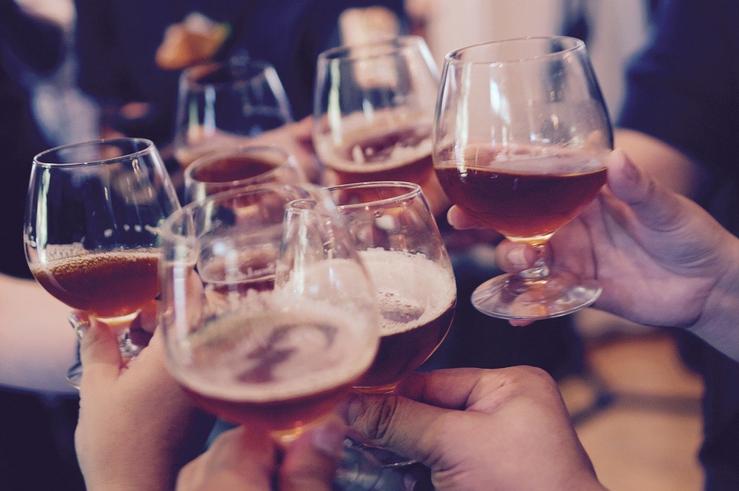 Brinde dun grupo de cervexas nun bar / Pixabay