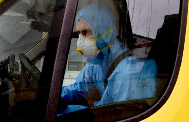 Condutor dunha ambulancia co EPI. © Miguel Núñez