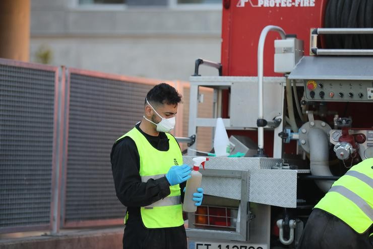 Varios militares da UME preparan o material desinfectante necesario antes de entrar na residencia de anciáns Adolfo Suárez onde levarán a cabo tarefas de desinfección para evitar a propagación do coronavirus nos centros de maiores. Marta Fernández Xara - Europa Press