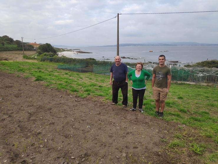 Arturo, Esther e un dos seus netos levan máis de 40 días na illa de Ons. Chegaron na última lancha de transporte de pasaxeiros antes do confinamento e agora permanecen á espera de que se poida volver viaxar a terra firme. Imaxe cedida.. CEDIDA-VECIÑOS DE ONS / Europa Press