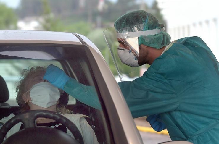 Un sanitario realiza un test da Covid19 a unha persoa no Meixoeiro 