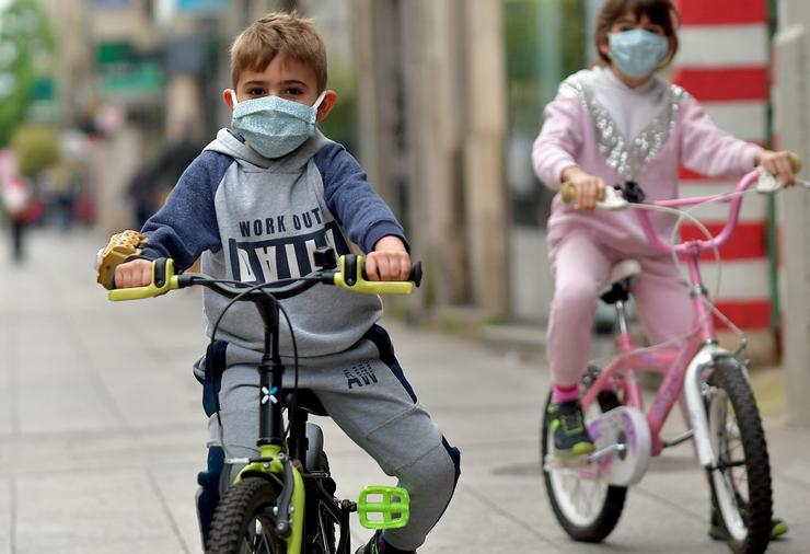 A rapazada, na primeira saída á rúa en 40 días pola crise do coronavirus COVID-19 / c Miguel Núñez