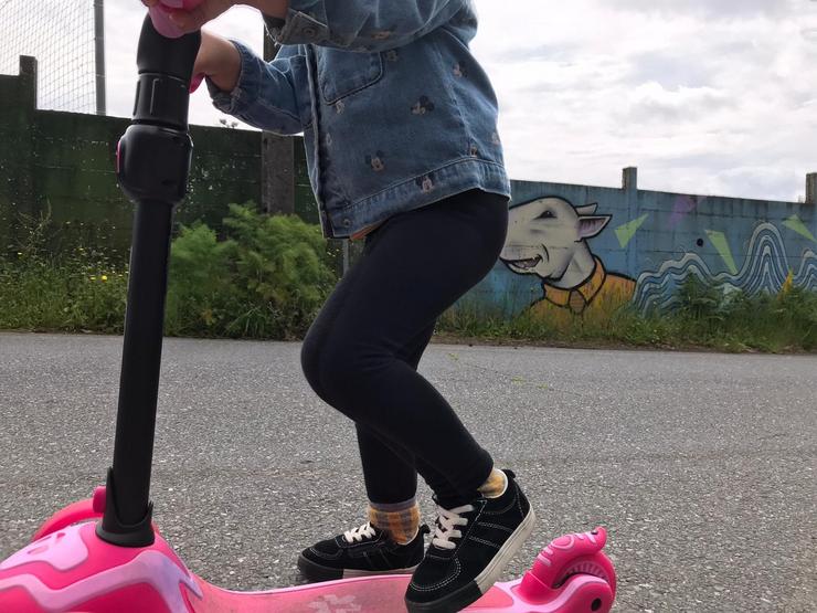 Nena patinando /EP