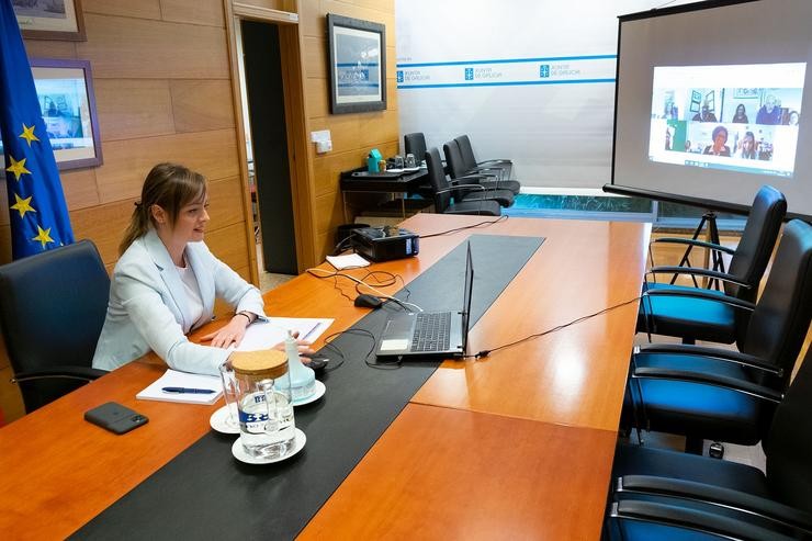 A conselleira de Política Social, Fabiola García, nunha reunión por videoconferencia cos centros de menores xestionados pola Xunta.